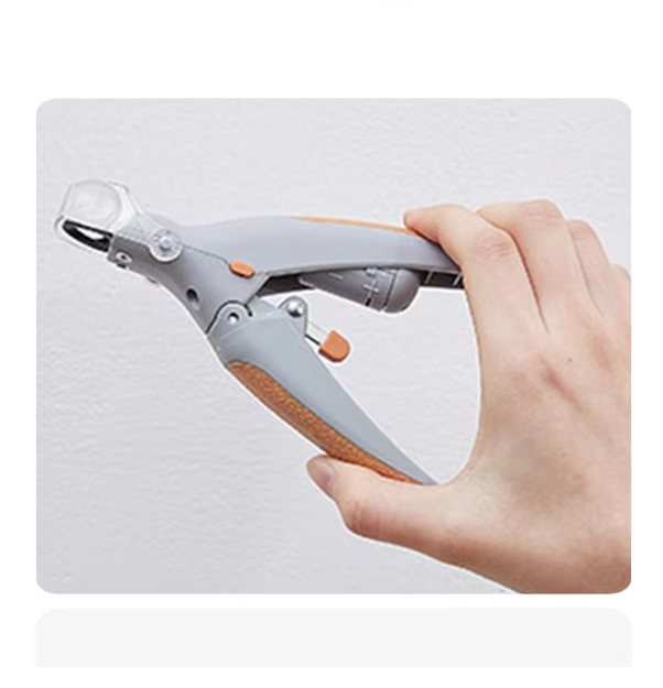 Hand holding the pet nail clipper